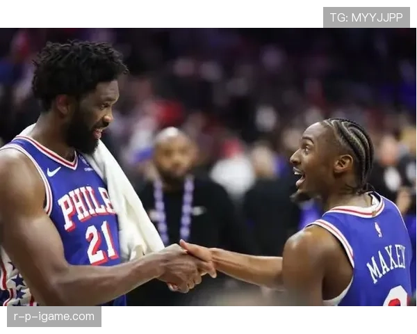 乔尔·恩比德又发私人飞机早餐照，看到那价格我都不好意思点外卖了